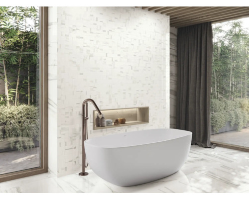 Modernes Badezimmer mit freistehender Badewanne, Armatur und Mosaikfliesen