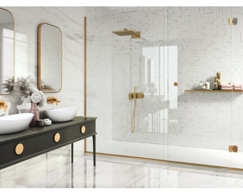 Modernes Badezimmer mit Doppelwaschtisch, Spiegeln und begehbarer Dusche