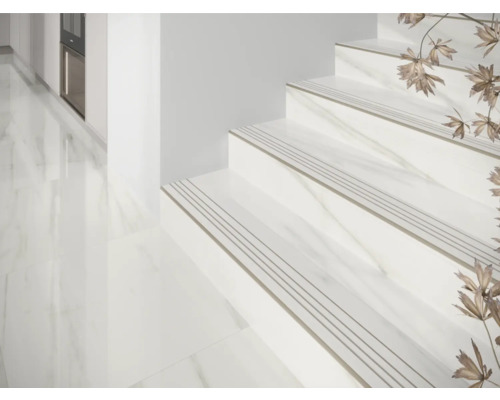 Treppe mit keramischen Fliesen und Treppenkantenprofil