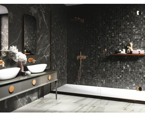 Modernes Badezimmer mit dunklen Marmorwänden, Doppelwaschbecken und Dusche.