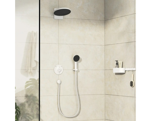 Robinet de douche avec douche de tête et douchette dans une salle de bain moderne