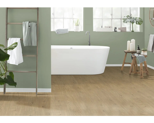 Badezimmer mit freistehender Badewanne, Holzleiter mit Handtüchern und Holzboden