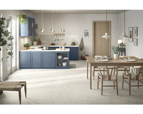 Cuisine claire et spacieuse avec îlot de cuisine et table à manger en bois