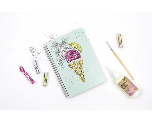 Notizbuch mit Glitzer-Eis, Glitzer, Bastelkleber und Pinsel