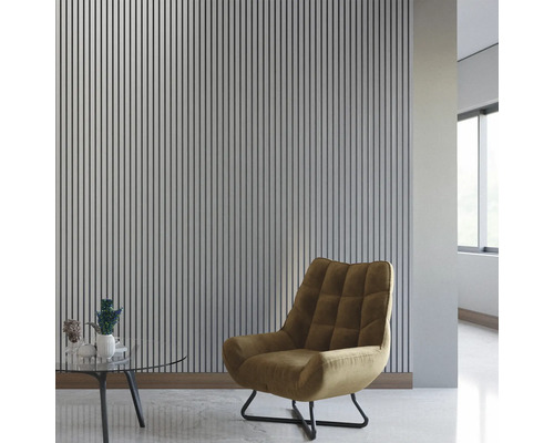 Salon lumineux avec panneaux acoustiques au mur, fauteuil et table