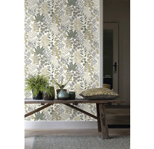 Pièce avec un mur avec du papier peint à motif de feuilles, une table en bois et des plantes