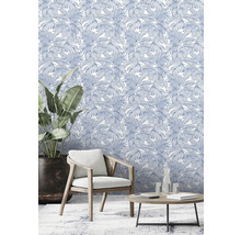 Salon avec papier peint à feuilles tropicales, fauteuil, table et plante d''intérieur
