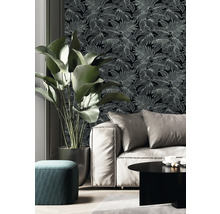 Salon avec canapé, plante d''intérieur et papier peint floral