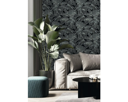 Salon avec canapé, plante d''intérieur et papier peint floral