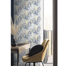 Ambiance d''intérieur décorative avec un papier peint à motifs, un bureau et une chaise.