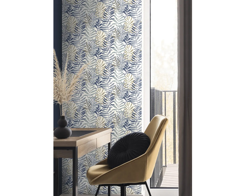 Ambiance d''intérieur décorative avec un papier peint à motifs, un bureau et une chaise.