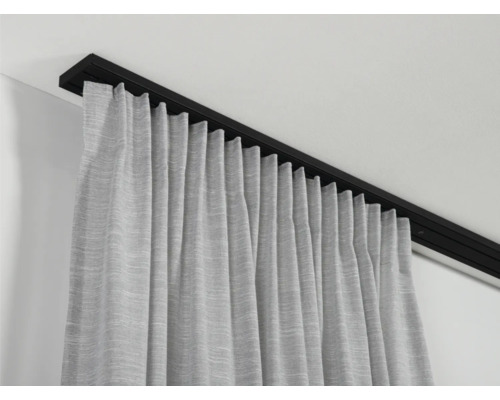 Rideau avec rail de rideau au plafond