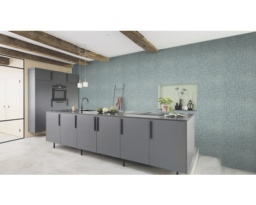 Moderne Küche mit grauen Schränken, Kochinsel, Holzbalken und gemusterter Tapete.