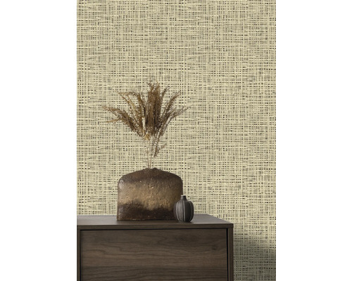 Szene mit Mustertapete in Leinenoptik, Kommode und Dekoration.