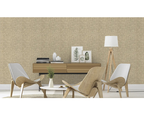 Wohnraum mit Textiltapete, Sideboard, Dekorationsgegenständen, Stehlampe und Stühlen