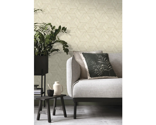 Wohnzimmer mit gemusterter Tapete, Sofa und Pflanze