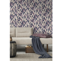 Wohnzimmer mit gemusterter Tapete, Sofa, Kissen und Beistelltisch