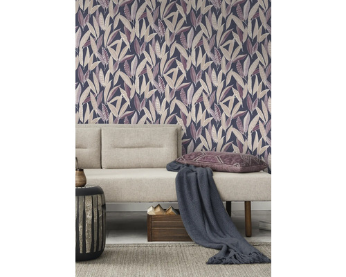 Salon avec papier peint à motifs, canapé, coussins et table d''appoint