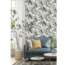 Wohnzimmer mit Sofa und Blättertapete