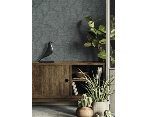 Dekoratives Wohnzimmer mit gemusterter Tapete, Holzkommode und Zimmerpflanzen