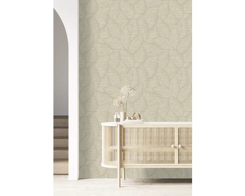 Scène avec papier peint à motifs et commode