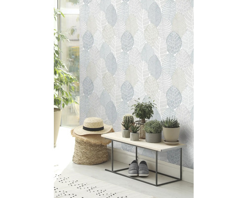 Intérieur avec papier peint à feuilles, banc et plantes d''intérieur