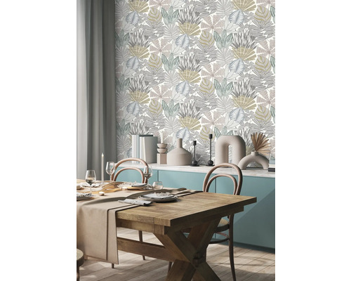 Salle à manger avec table en bois et papier peint floral