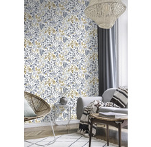Dekoratives Wohnzimmer mit blumiger Tapete, Sessel und Sofa