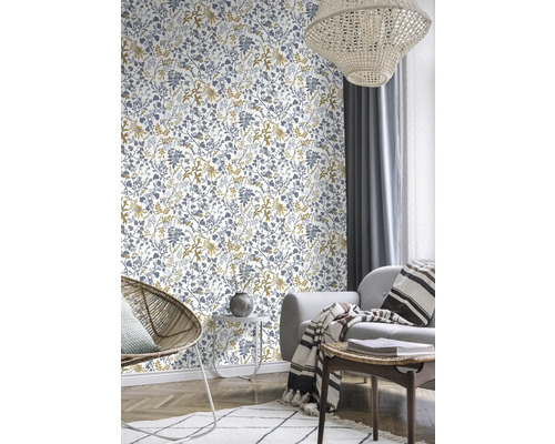 Dekoratives Wohnzimmer mit blumiger Tapete, Sessel und Sofa