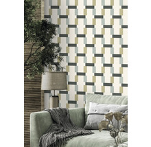 Wohnzimmer mit gemusterter Tapete, Sofa und Lampe.