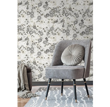 Scène avec une chaise, un tapis et un papier peint floral pour la décoration murale.