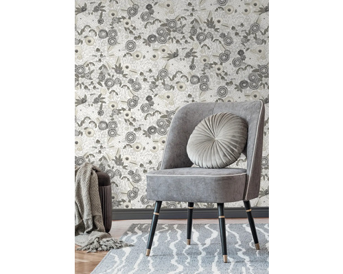 Szene mit einem Stuhl, einem Teppich und einer floralen Tapete für die Wandgestaltung.