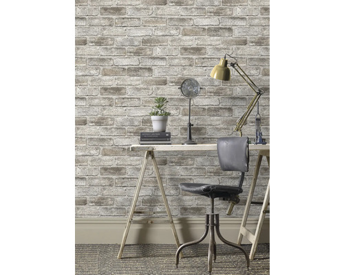 Scène avec bureau, chaise, lampe et papier peint aspect brique