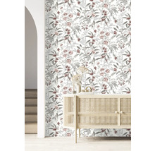 Pièce avec papier peint à motifs floraux et armoire en bois clair