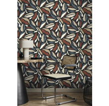 Dekorativer Raum mit floral gemusterter Tapete, Stuhl und Tisch