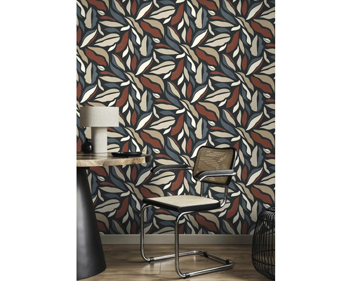 Dekorativer Raum mit floral gemusterter Tapete, Stuhl und Tisch