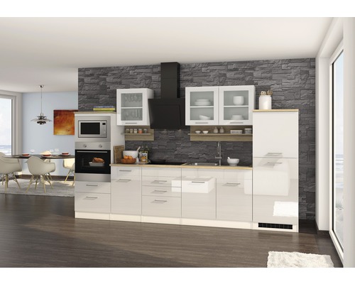 Cuisine moderne avec armoires blanches, hotte aspirante et appareils intégrés.