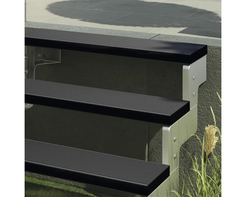 Aussentreppe mit Aluminiumrahmen und Stufen aus geriffeltem Material