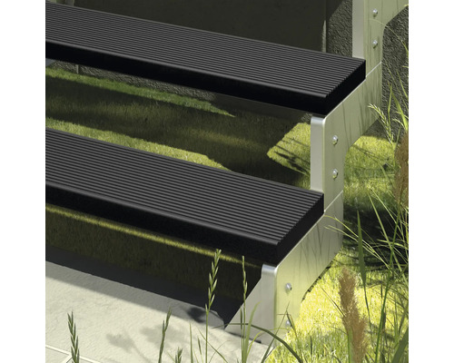 Aussentreppe mit Metallrahmen und Stufen