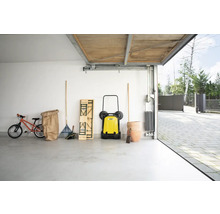 Garage avec outils de jardin, vélo d''enfant et ensemble de table de fête