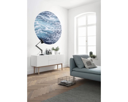 Wohnzimmer mit Sideboard, Lampe, Sofa, rundem Wandbild und Fenster