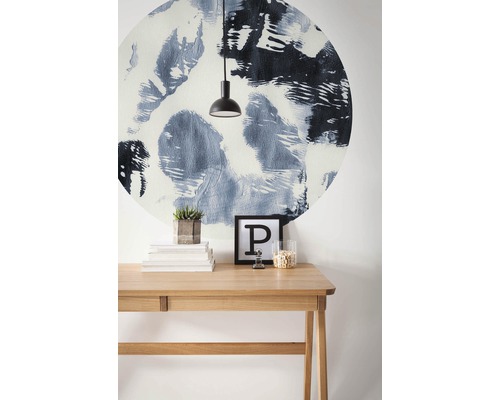 Dekorierter Arbeitsbereich mit Schreibtisch, Büchern, Pflanze, Lampe und Wandtattoo