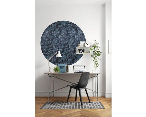 Arbeitszimmer mit Schreibtisch, Stuhl, Wandtattoo und Dekorationen