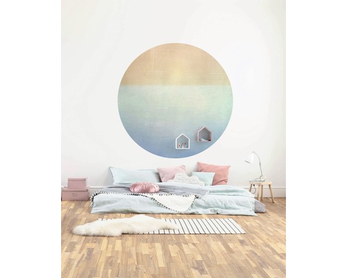 Schlafzimmer mit Bett, Dekorationen und Wandtattoo mit Farbverlauf