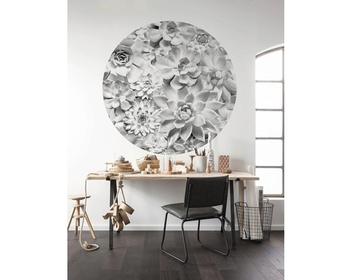 Décoration murale avec un motif de succulentes rond au-dessus d''un bureau.