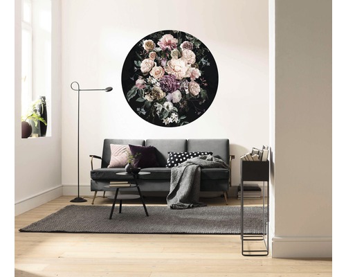 Wohnzimmer mit Sofa, Teppich, Stehlampe und Wandtattoo mit Blumenmotiv