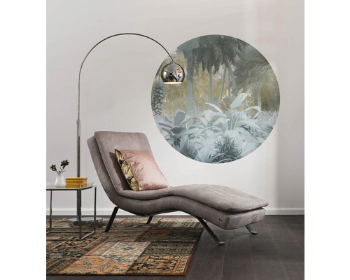 Einrichtungsidee mit Relaxliege, Bogenlampe und Wandbild im Wohnzimmer.