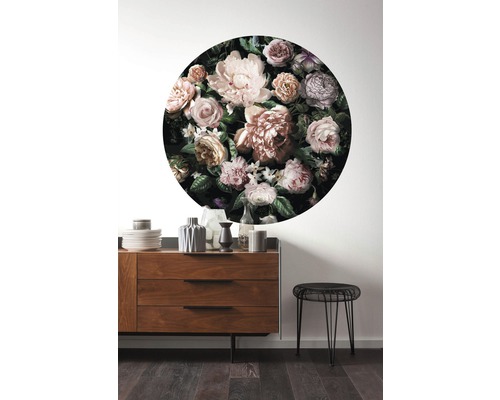 Wohnraum mit Kommode, Hocker und Wandtattoo mit Blumenmotiv