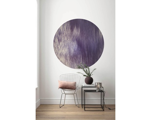 Wohnzimmer mit Wandtattoo, Stuhl und Beistelltisch