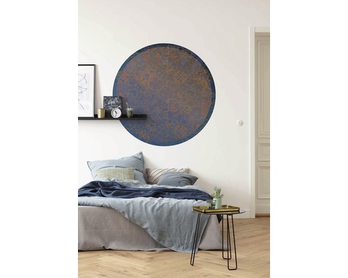 Chambre avec lit et sticker mural au motif mandala